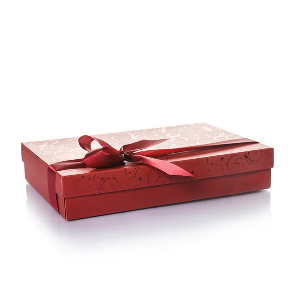 Caja de regalo roja sobre fondo blanco — Foto de Stock