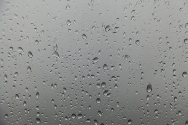 Camda yağmur 