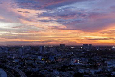 Güzel Cityscape günbatımında Bangkok Tayland