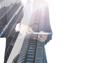 işadamı ve tablet kullanarak şehir çift pozlama