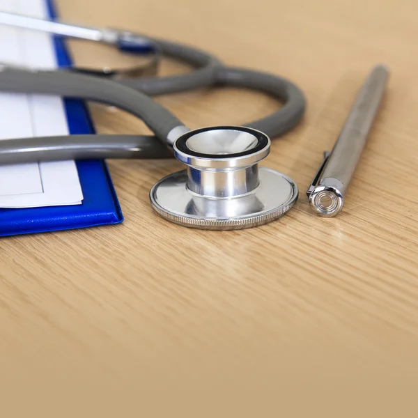 Equipo médico sobre fondo de mesa de madera — Foto de Stock