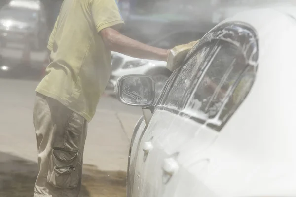 Lavagem de um carro no serviço de lavagem de carro — Fotografia de Stock