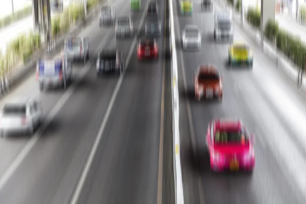 Bewegingsonscherpte van auto's op de weg — Stockfoto