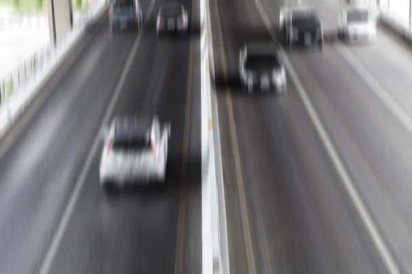 Flou de mouvement des voitures sur la route — Photo