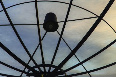 Uydu çanağı gökyüzünde alacakaranlık şehir