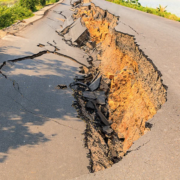 Aufgebrochene Asphaltstraße — Stockfoto