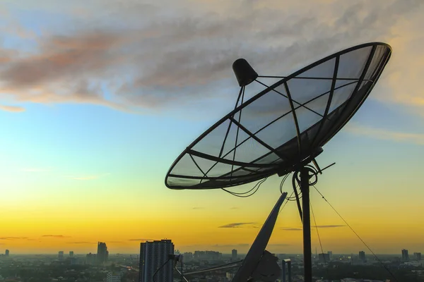 Δορυφορικό πιάτο ουρανό στο Λυκόφως στην πόλη — Φωτογραφία Αρχείου