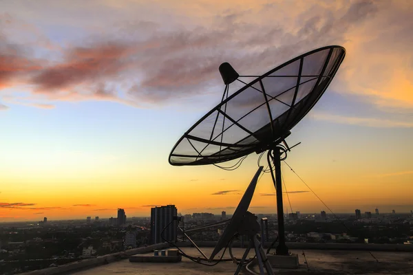 Satellitenschüssel Himmel in der Dämmerung in der Stadt — Stockfoto