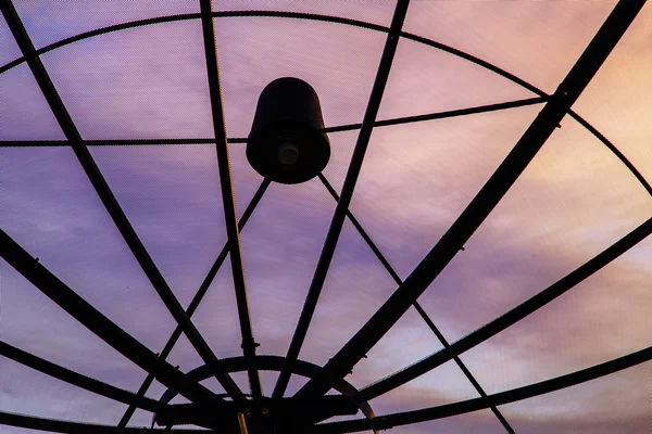 Супутникова тарілка небо в сутінках у місті — стокове фото
