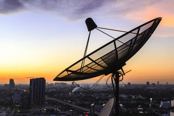 Satellite dish himlen i twilight i staden — Stockfoto
