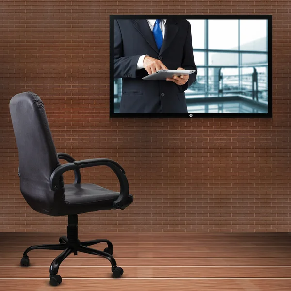 Ofis koltuğu ve Tv ekranında — Stok fotoğraf