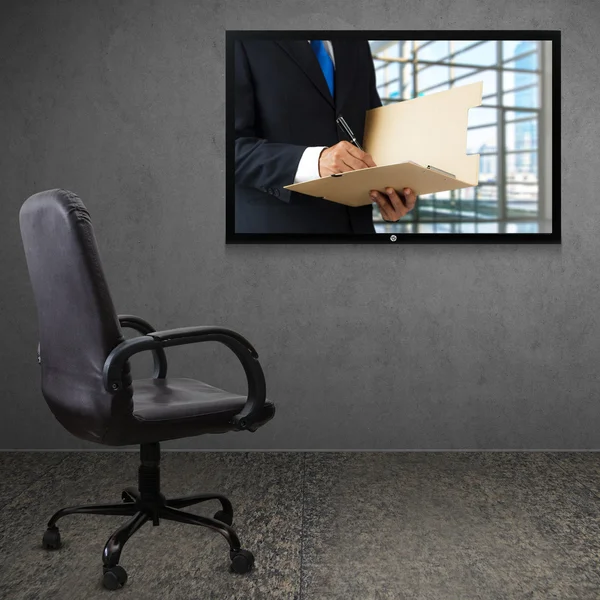 Ofis koltuğu ve Tv ekranında — Stok fotoğraf