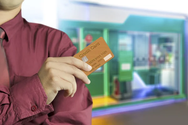 Empresario mano celebración de tarjeta de crédito — Foto de Stock