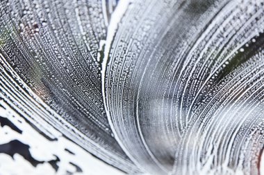 Araba yıkama servisinden sabunlu ön cam içinde