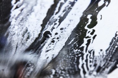 Araba yıkama servisinden sabunlu ön cam içinde