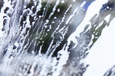 Araba yıkama servisinden sabunlu ön cam içinde