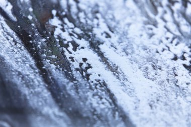 Araba yıkama servisinden sabunlu ön cam içinde