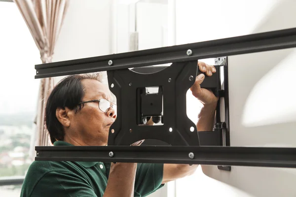 Man installing mount TV — Stock Photo, Image