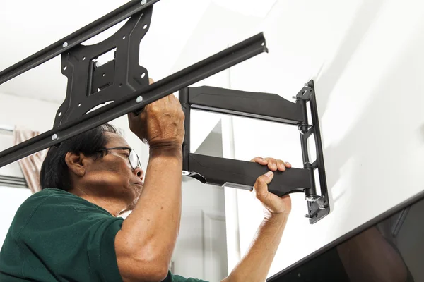 Man installing mount TV — Stock Photo, Image