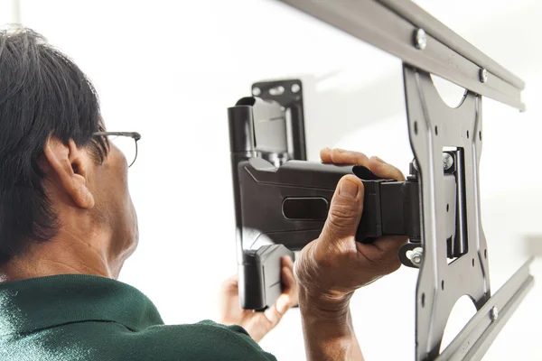 Hombre instalación de montaje TV — Foto de Stock