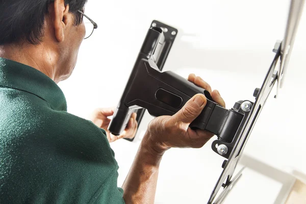 Man installing mount TV — Stock Photo, Image