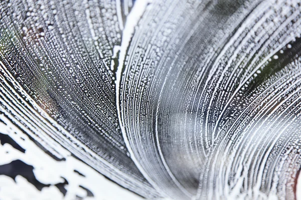 Araba yıkama servisinden sabunlu ön cam içinde