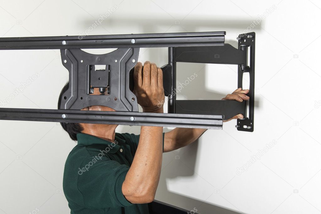 Man installing mount TV