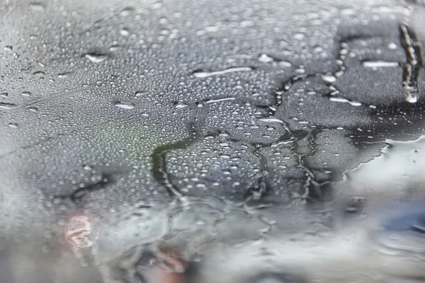 Lavado de coches desde el interior del parabrisas jabonoso — Foto de Stock
