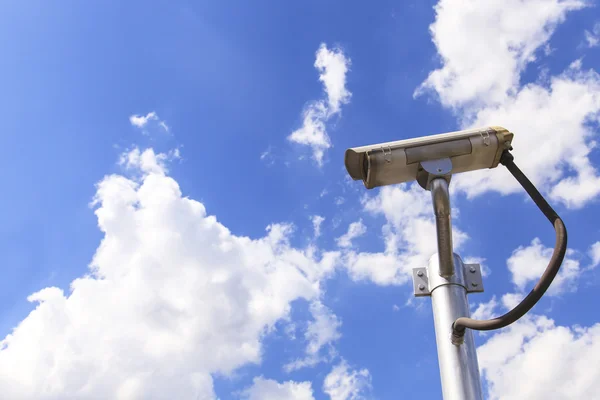 Überwachungskamera auf blauem Himmel Hintergrund — Stockfoto