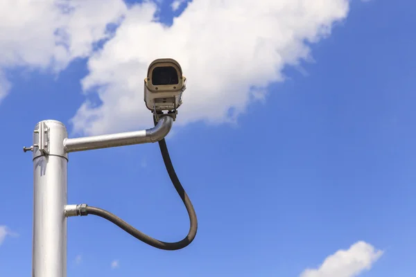 Cámara de seguridad sobre fondo azul cielo —  Fotos de Stock