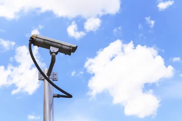 Камера безопасности на голубом фоне неба — стоковое фото
