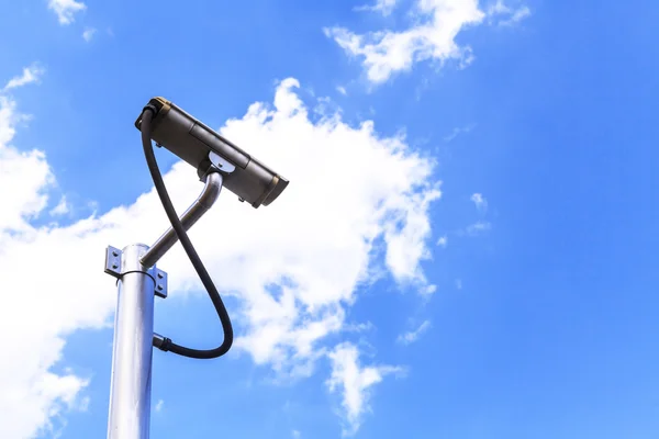 Камера безопасности на голубом фоне неба — стоковое фото