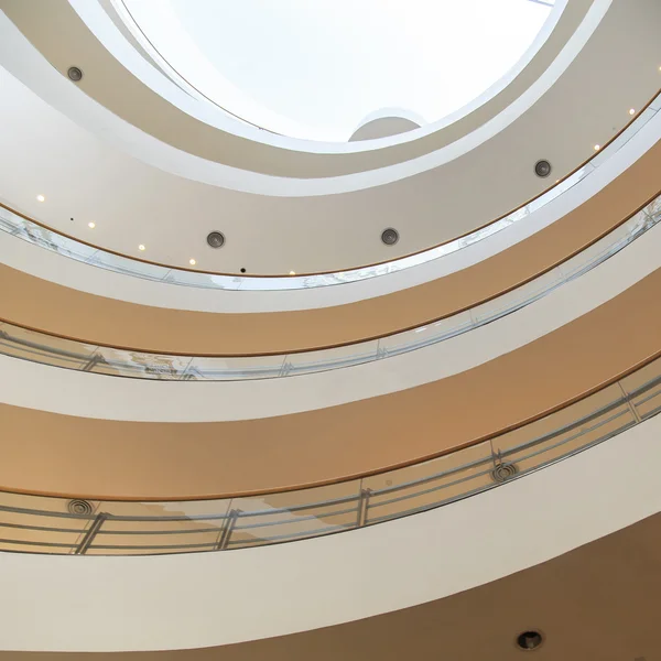 À l'intérieur d'un bâtiment d'architecture moderne — Photo