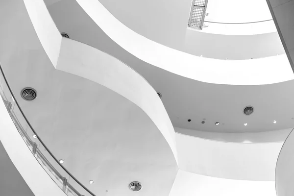 Внутри здания современной архитектуры — стоковое фото