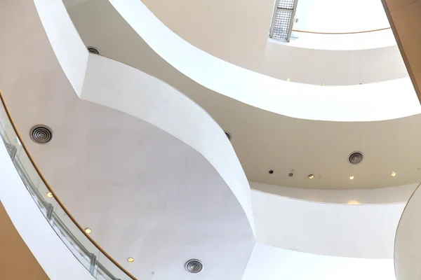 À l'intérieur d'un bâtiment d'architecture moderne — Photo