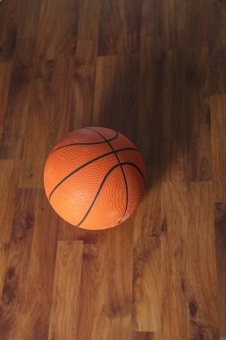 Ahşap zemin üzerinden basketbol topu
