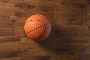 Ahşap zemin üzerinden basketbol topu