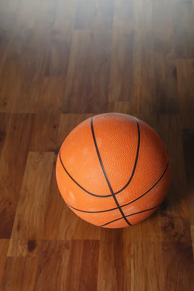 Bola basket di atas lantai kayu — Stok Foto