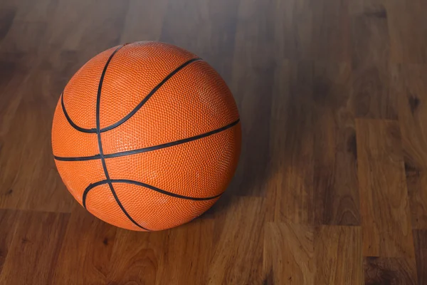 Bola de basquete sobre piso de madeira — Fotografia de Stock