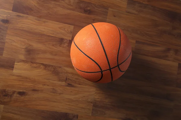 Piłkę do koszykówki na podłogi drewniane — Zdjęcie stockowe