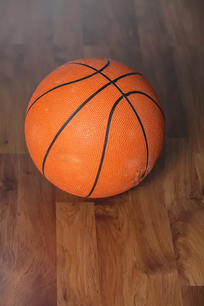Bola de basquete sobre piso de madeira — Fotografia de Stock