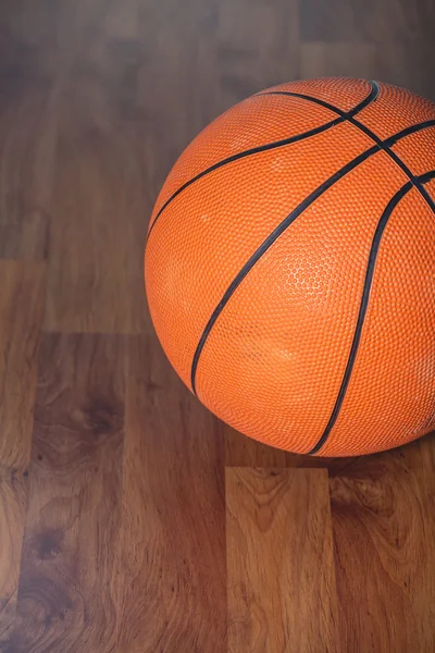 Balle de basket-ball sur sol en bois — Photo