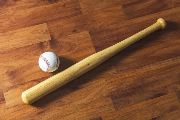 Pelota de béisbol sobre fondo de madera — Foto de Stock