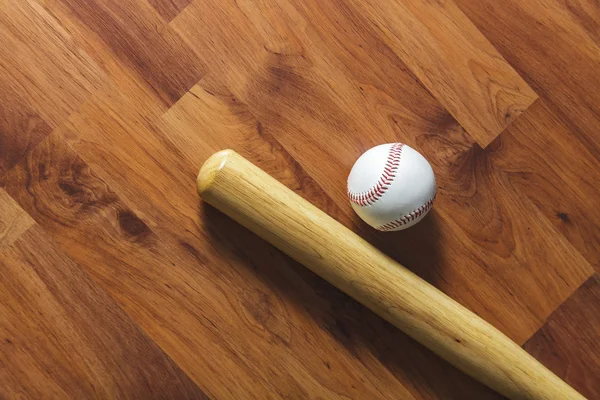 Pelota de béisbol sobre fondo de madera — Foto de Stock