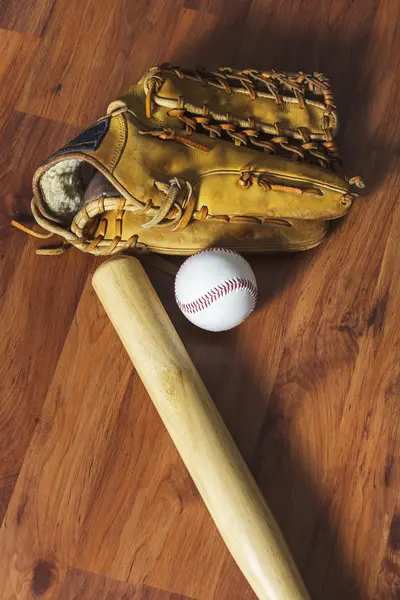 Pelota de béisbol sobre fondo de madera — Foto de Stock