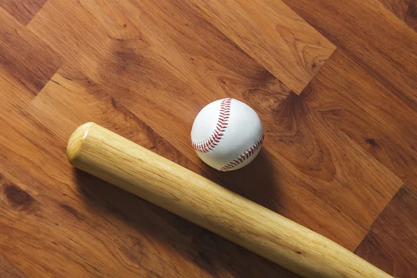 Pelota de béisbol sobre fondo de madera — Foto de Stock