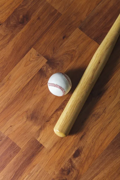 Бейсбольный мяч на деревянном фоне — стоковое фото