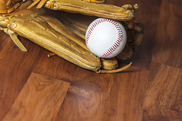 Pelota de béisbol sobre fondo de madera — Foto de Stock