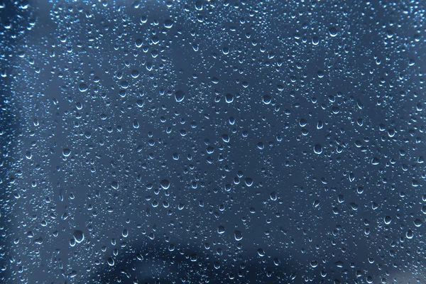 Σταγόνες βροχής σε γυάλινο φόντο — Φωτογραφία Αρχείου