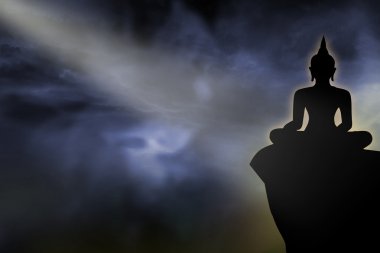 Gece gökyüzü arka plan Buda heykeli silüeti